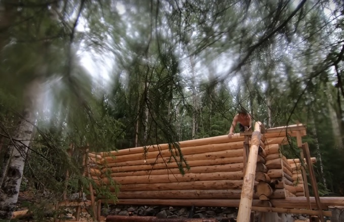 Pogledajte kako je dvadesetogodišnjak sam u divljini za 3 godine napravio fascinantnu brvnaru